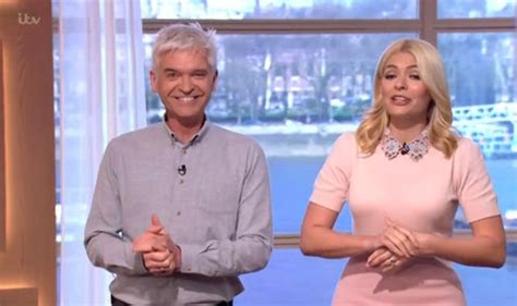 Holly Willoughby flashes more than intended amid wardrobe。